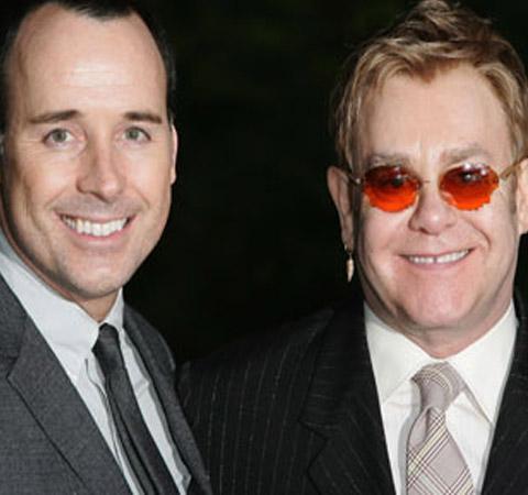 Elton John se relaja cuidando a su hijo