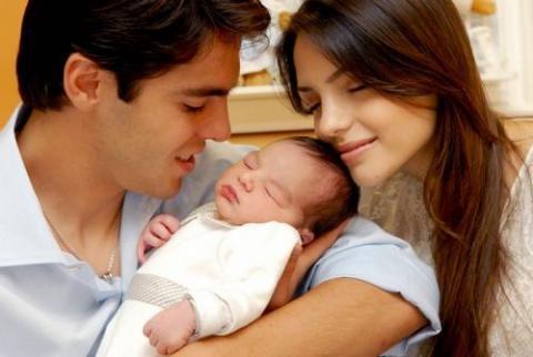 Kaká es padre por segunda vez mientras juega al fútbol