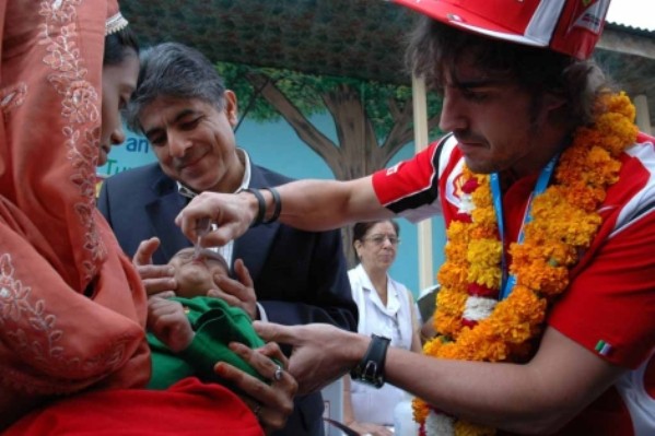 Fernando Alonso con los niños enfermos de Nueva Delhi