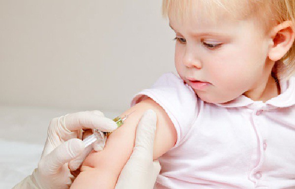 Los pediatras recomiendan adelantar la vacuna del sarampión