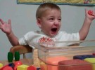 Un niño sordo de dos años oye a su madre por primera vez