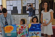 Donación de material gracias a cuadros pintados por niños