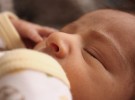 Para los bebés prematuros se aconseja el método canguro
