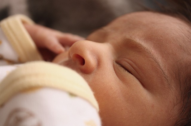Para los bebés prematuros se aconseja el método canguro