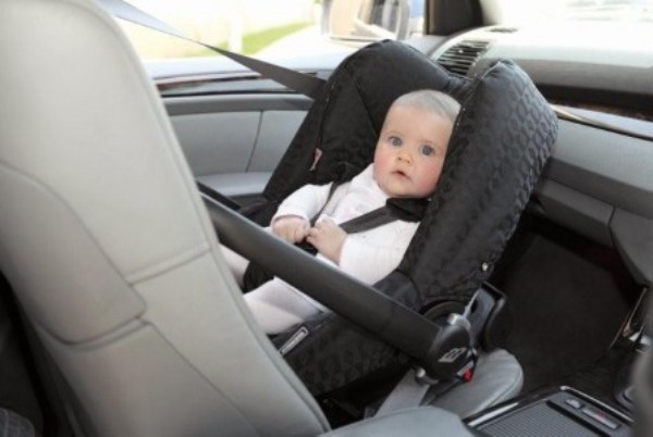 El bebé en el coche siempre en sentido contrario a la marcha