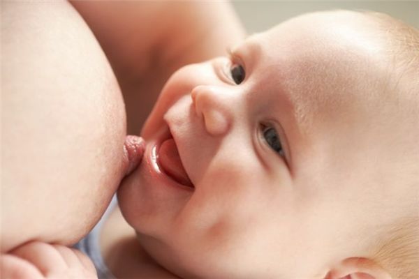 Almirón apoya la lactancia materna