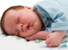 Los genes y el medio ambiente determinan el sueño de los bebés
