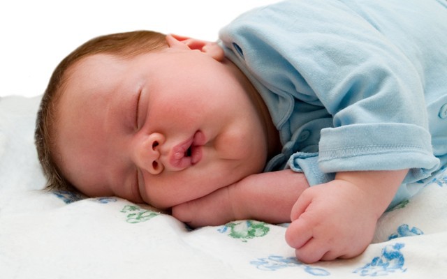 Los genes y el medio ambiente determinan el sueño de los bebés