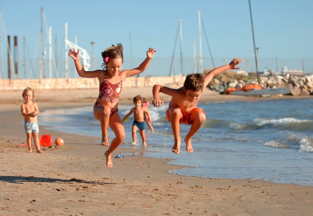 Niños siempre localizados en las playas del País Vasco