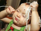Los bebés aprenden más si juegan con la comida