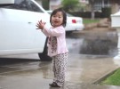La bebé que se emociona al descubrir la lluvia