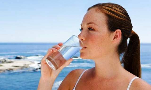 La importancia de beber agua durante el embarazo