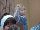 Una bebé dirigiendo el coro de la iglesia
