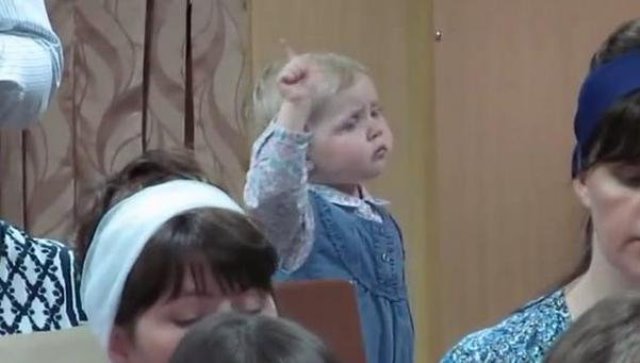 Una bebé dirigiendo el coro de la iglesia