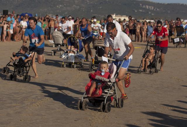 Carrera de cochecitos de bebé por la playa en Zahara de los Atunes