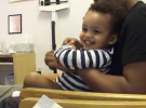 Bebé riéndose mientras le ponen las vacunas