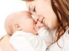 Los bebés responden más a la voz de mamá