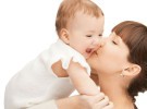 Dar cariño a los bebés prolonga su vida