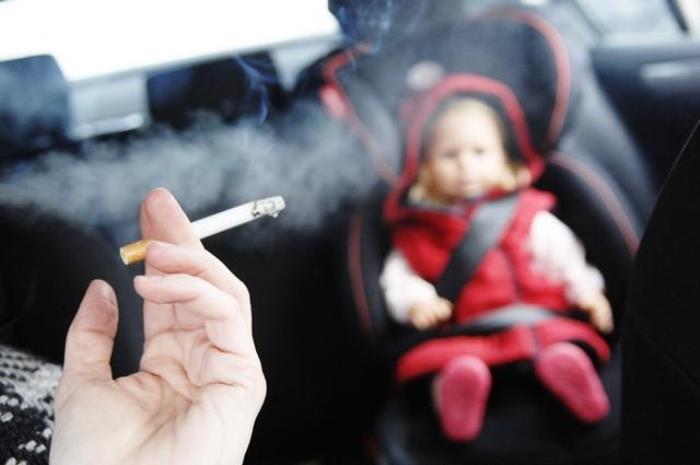 Reino Unido prohíbe fumar en los coches con niños