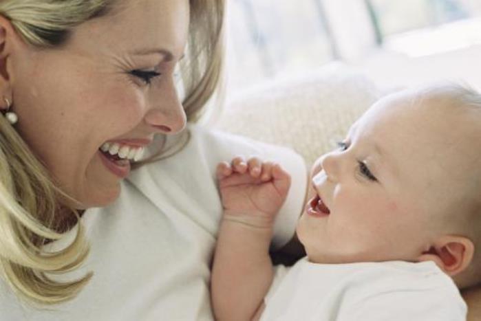 Los bebés bilingües se fijan más en los labios y durante más tiempo