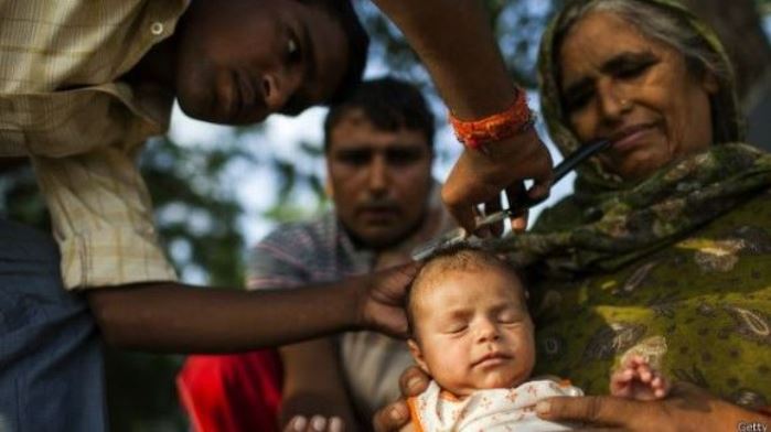 Tradiciones en el nacimiento del bebé por el mundo: Rapar la cabeza