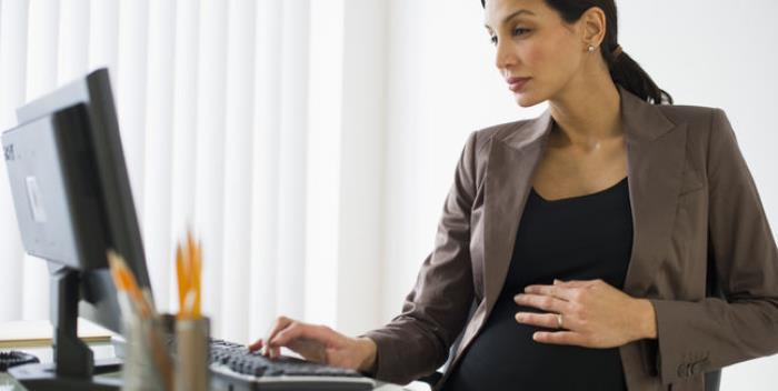 Menos riesgo de parto prematuro para las embarazadas trabajadoras