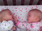 La dulce conversación de dos bebés de tres meses