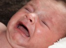 Dejar llorar al bebé antes de dormir es beneficioso, según un estudio