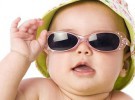 Las gafas de sol son fundamentales en el verano de los niños
