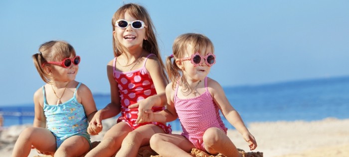 Niños con gafas de sol en la playa