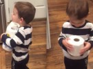 El mejor regalo navideño para este niño: un rollo de papel higiénico