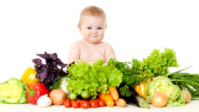 bebé con verduras