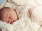 Tres pequeños trucos para que vuestro bebé duerma después del cambio horario