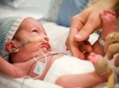 Las caricias ayudan a configurar el cerebro de los bebés prematuros