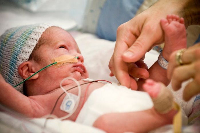 Las caricias ayudan a configurar el cerebro de los bebés prematuros