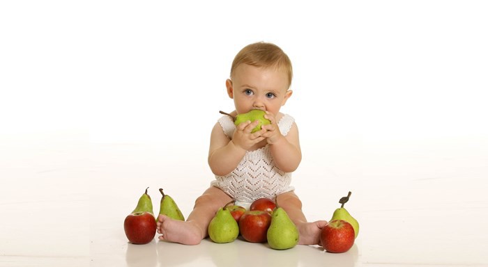 Bebé y frutas