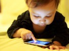 Los bebés que juegan con los smartphones tardan más en hablar