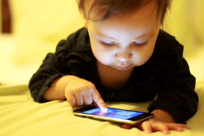 Los bebés que juegan con los smartphones tardan más en hablar