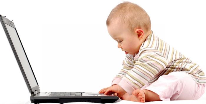 bebé con ordenador