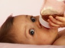 Los bebés no deben tomar zumos hasta, al menos, cumplir el año