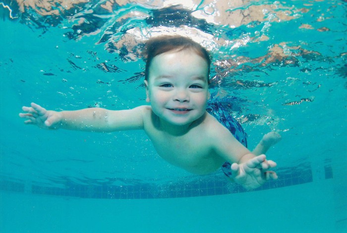 bebé aprendiendo a nadar
