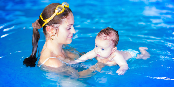 bebé y mamá en la piscina