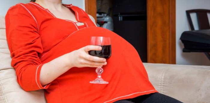 embarazada bebiendo alcohol