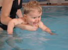 Cómo enseñarle a nadar a un bebé