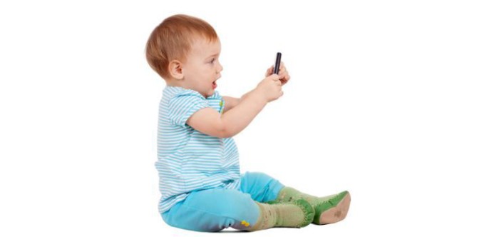 bebé con smartphone
