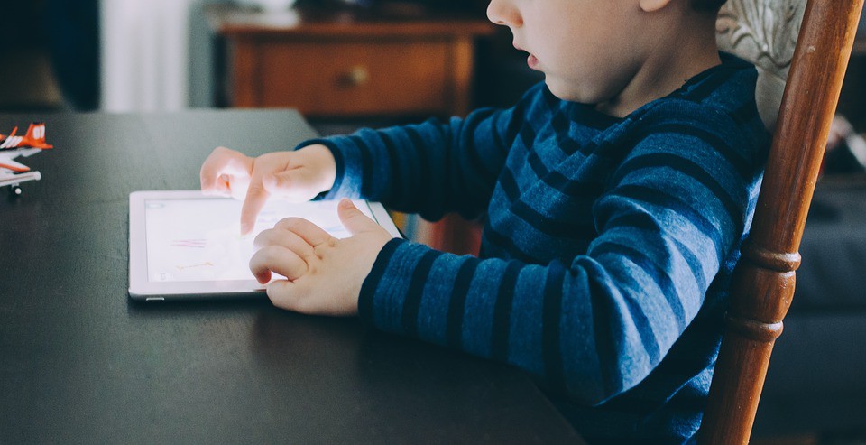Evitar los dispositivos electrónicos en niños menores de 2 años