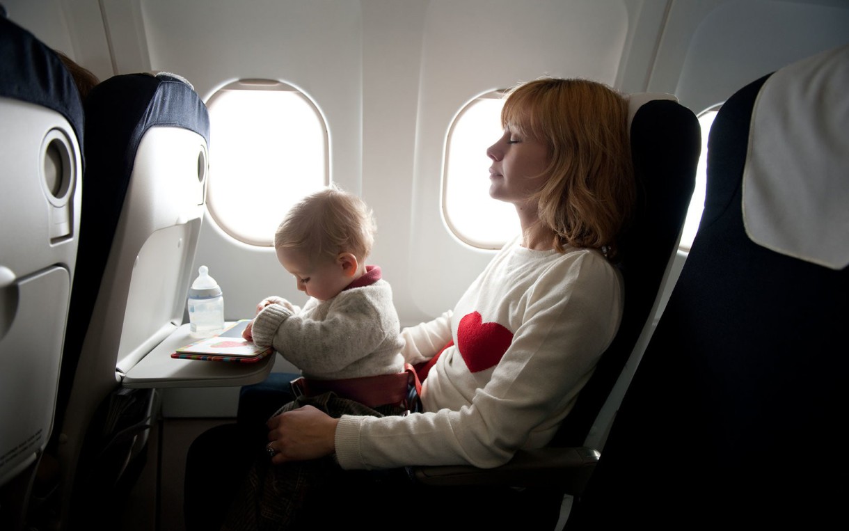 Evitar el llanto del bebé en el avión ¿es posible?
