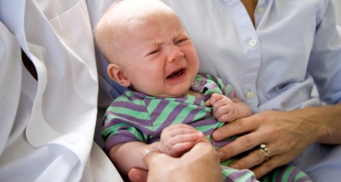 bebé llorando en el avión