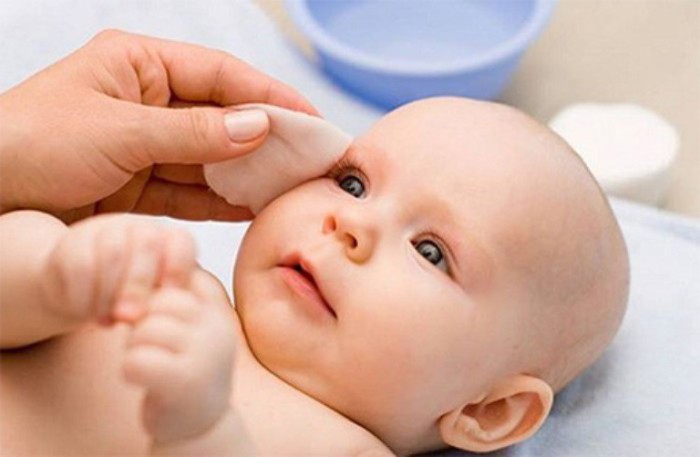 limpiando los ojos del bebé