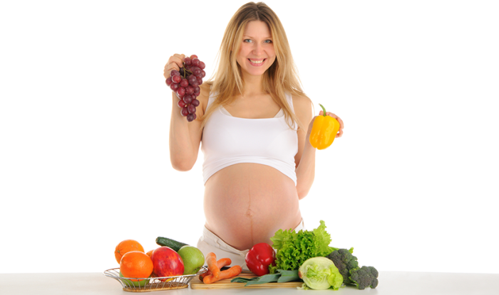 embarazada comiendo fruta y verdura